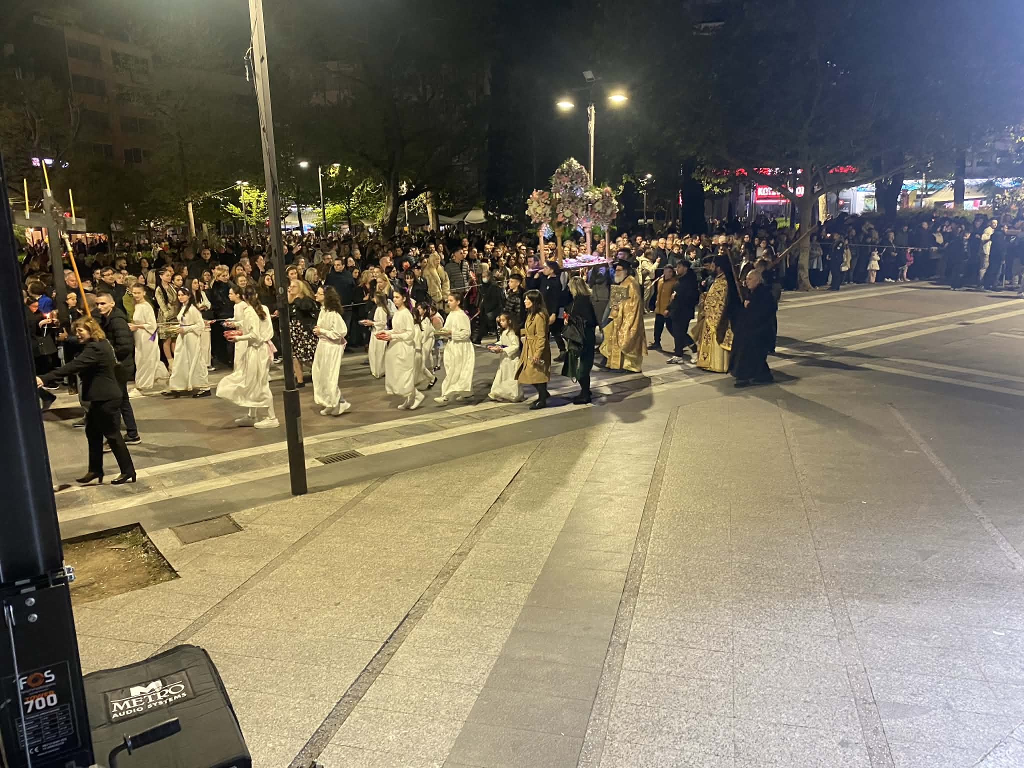 Ω γλυκύ μου λεαρ- κατάνυξη από χιλιάδες πιστούς στη συγκέντρωση των επιταφίων στην κεντρική πλατεία Λάρισας (ΦΩΤΟ)