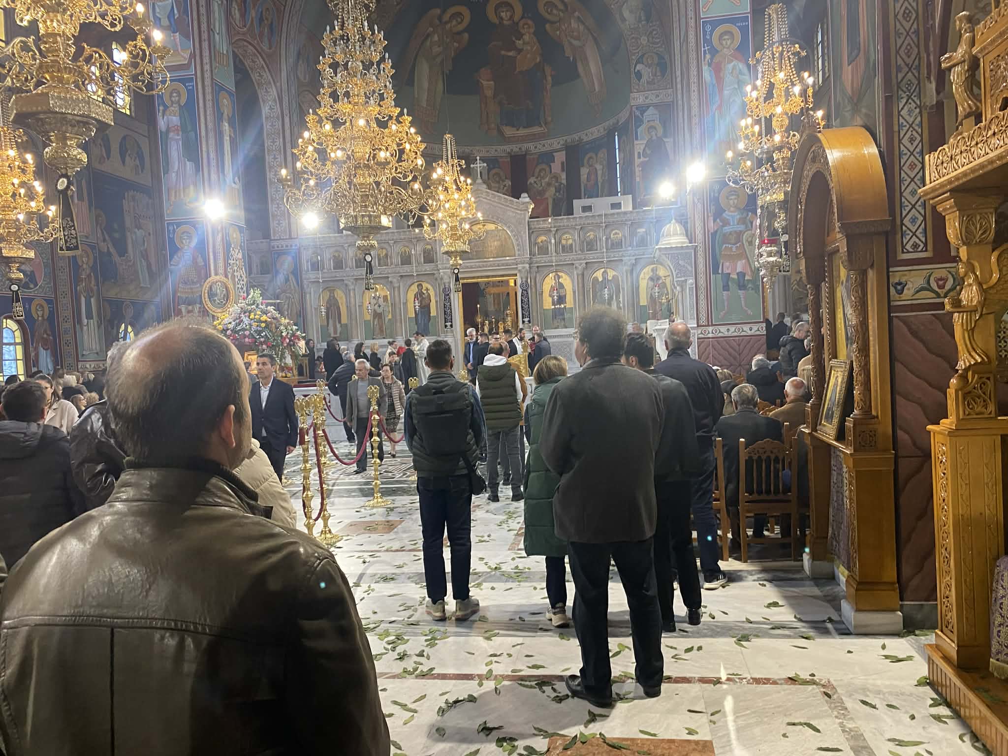 Κοσμοσυρροή στον Αγιο Αχίλλιο για την πρώτη Ανάσταση (εικόνες)