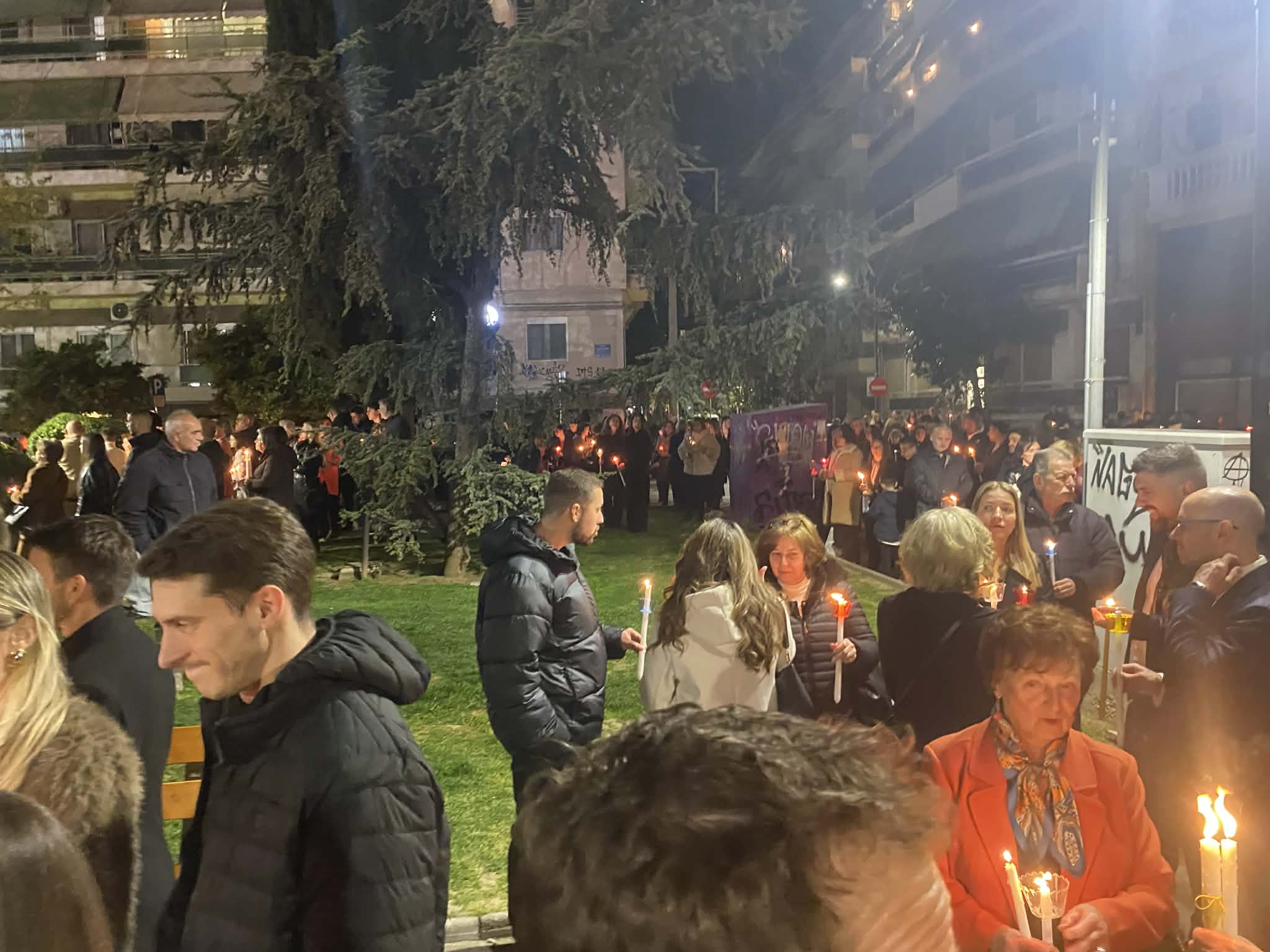 Χριστός Ανέστη στη Λάρισα: Πλήθος πιστών στον Άγιο Νικόλαο (ΦΩΤΟ)