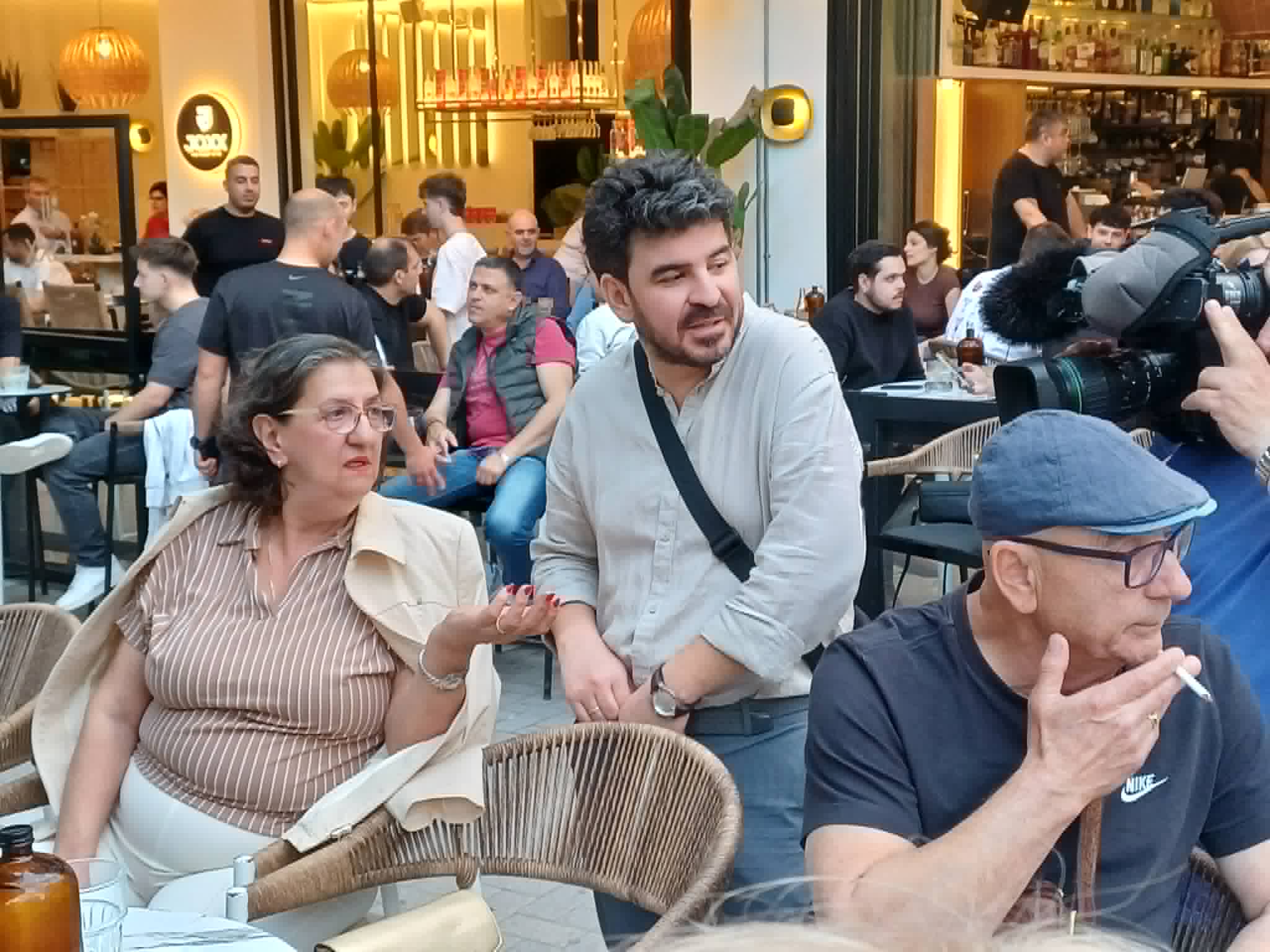 Βόλτα στις κεντρικές καφετέριες το απόγευμα στη Λάρισα έκανε ο Στέφανος Κασσελάκης (ΦΩΤΟ)