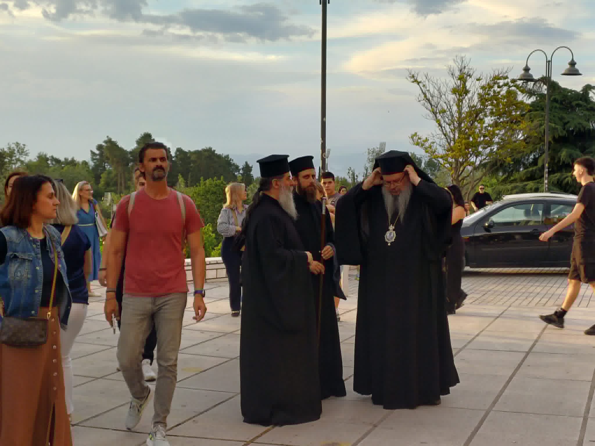 Πλήθος μαθητών και γονέων στην Παράκληση για τις Πανελλαδικές στον Άγιο Αχίλλιο (ΦΩΤΟ)