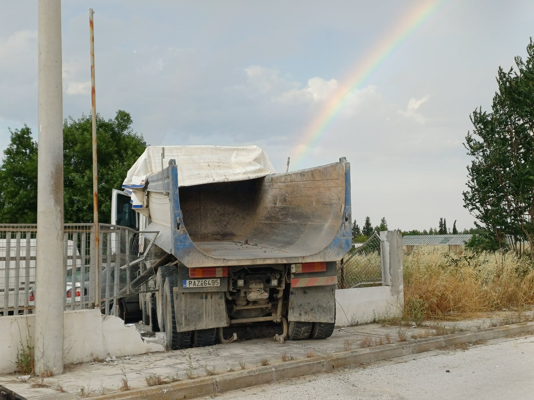 Καρέ-καρέ το σοκαριστικό τροχαίο στην οδό Βόλου – Η στιγμή που το φορτηγό προσκρούει στη γέφυρα (BINTEO)