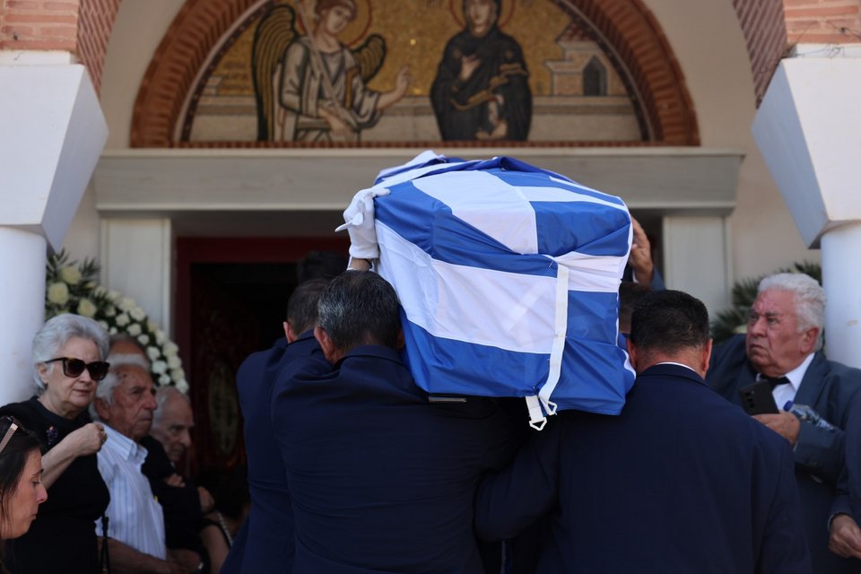Συντετριμμένη η οικογένεια του Γιώργου Σουφλιά στο τελευταίο αντίο, παρών ο Κυριάκος Μητσοτάκης