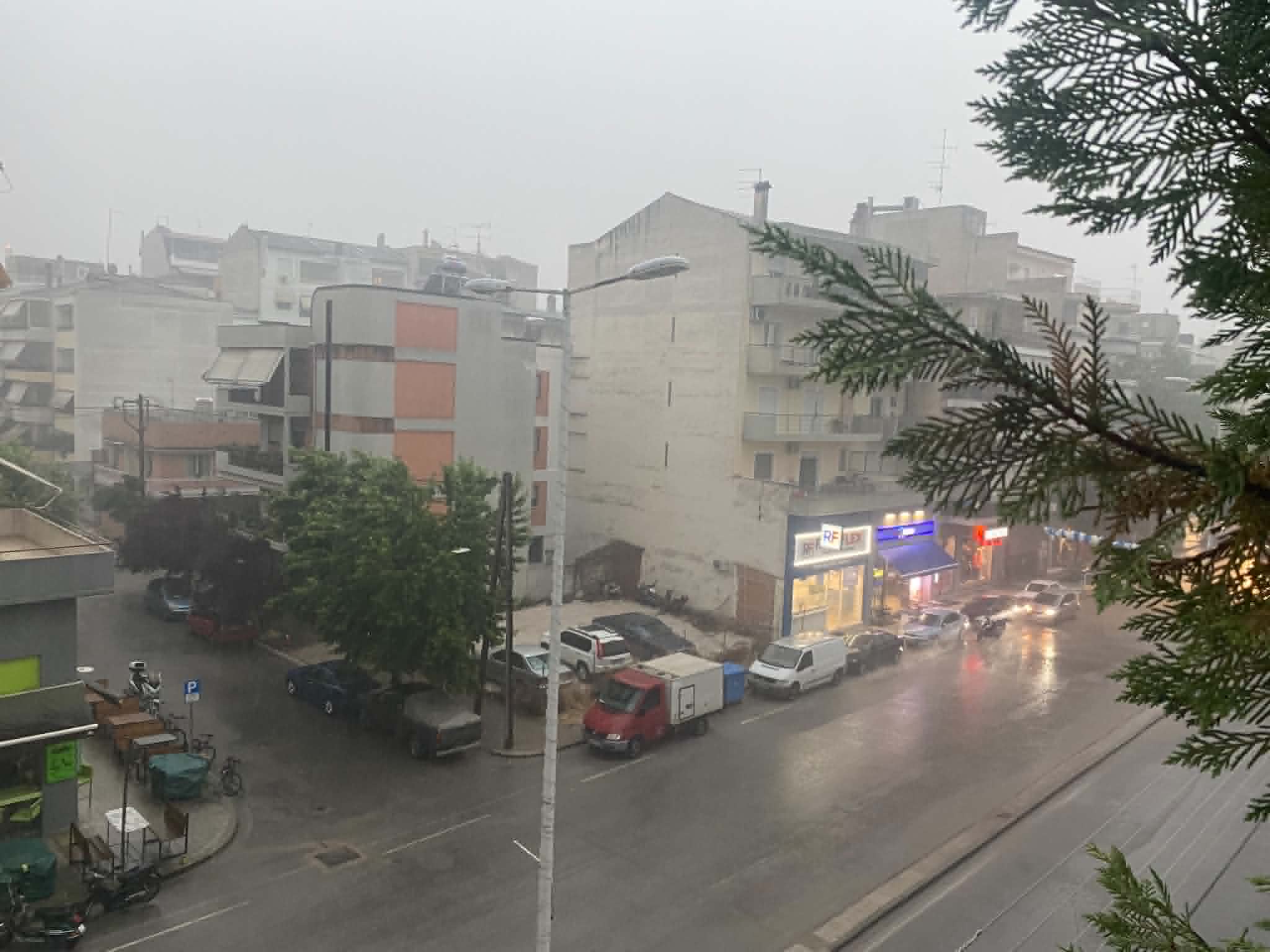 Ισχυρό μπουρίνι αργά το απόγευμα στη Λάρισα  με δυνατό αέρα και βροχή (ΦΩΤΟ)