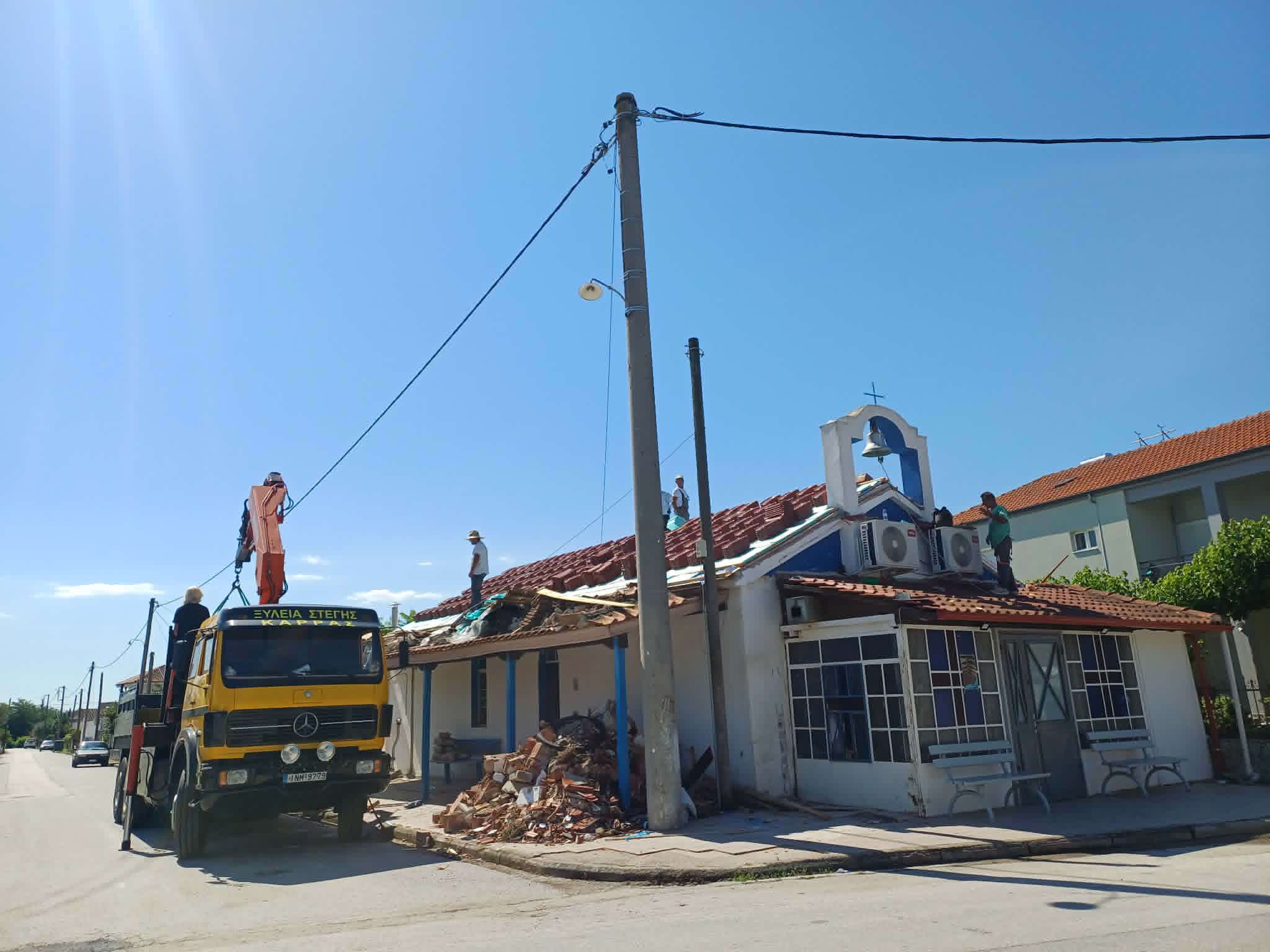 Από τη στεγη αυτή έοεσε ο παππάς στο Βρυότοπο που νοσηλεύεται με πολλαπλά καταγματα στο πανεπιστημιακό (ΦΩΤΟ)