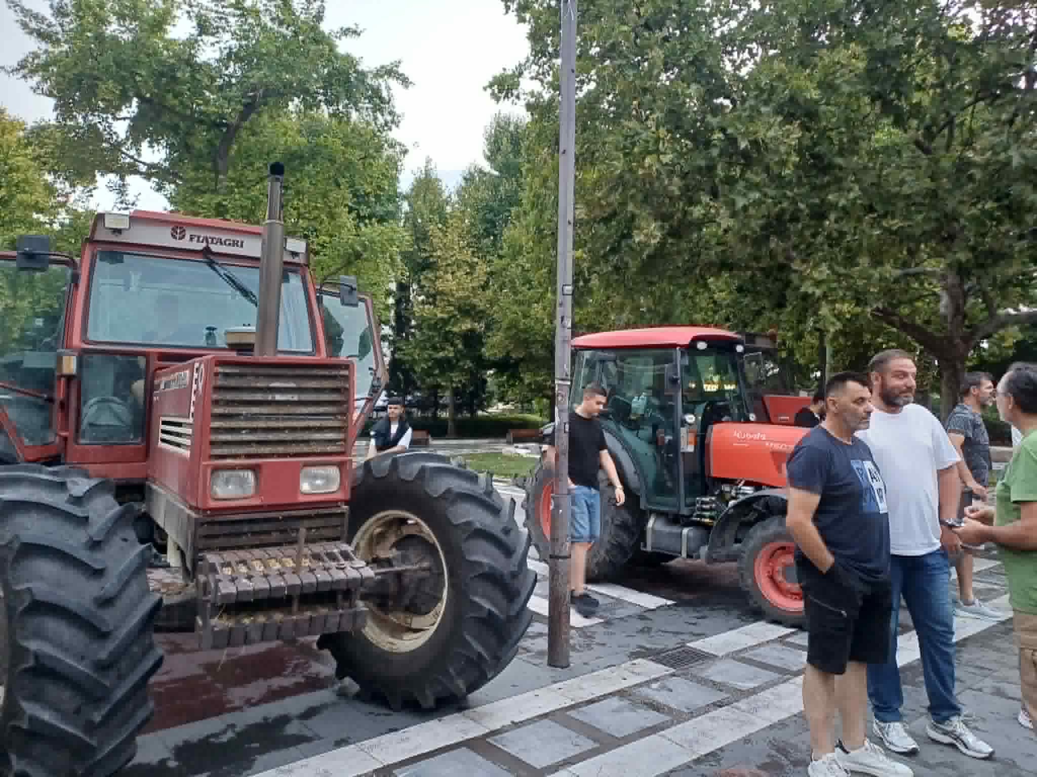 Απόβαση τρακτέρ στην καντρική πλατεία της  Λάρισα: Ζήτησαν να πληρωθούν τις επιδοτήσεις οι αγρότες (ΦΩΤΟ+video)