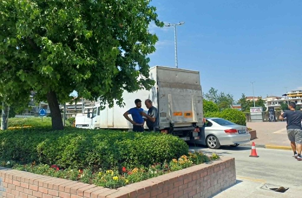 Αναστα΄τωση από τροχαίο στον κυκλικό κόμβο στη γέφυρα Αλκαζαρ- φορτηγό συγκρούστηκε με ΙΧ (ΦΩΤΟ)