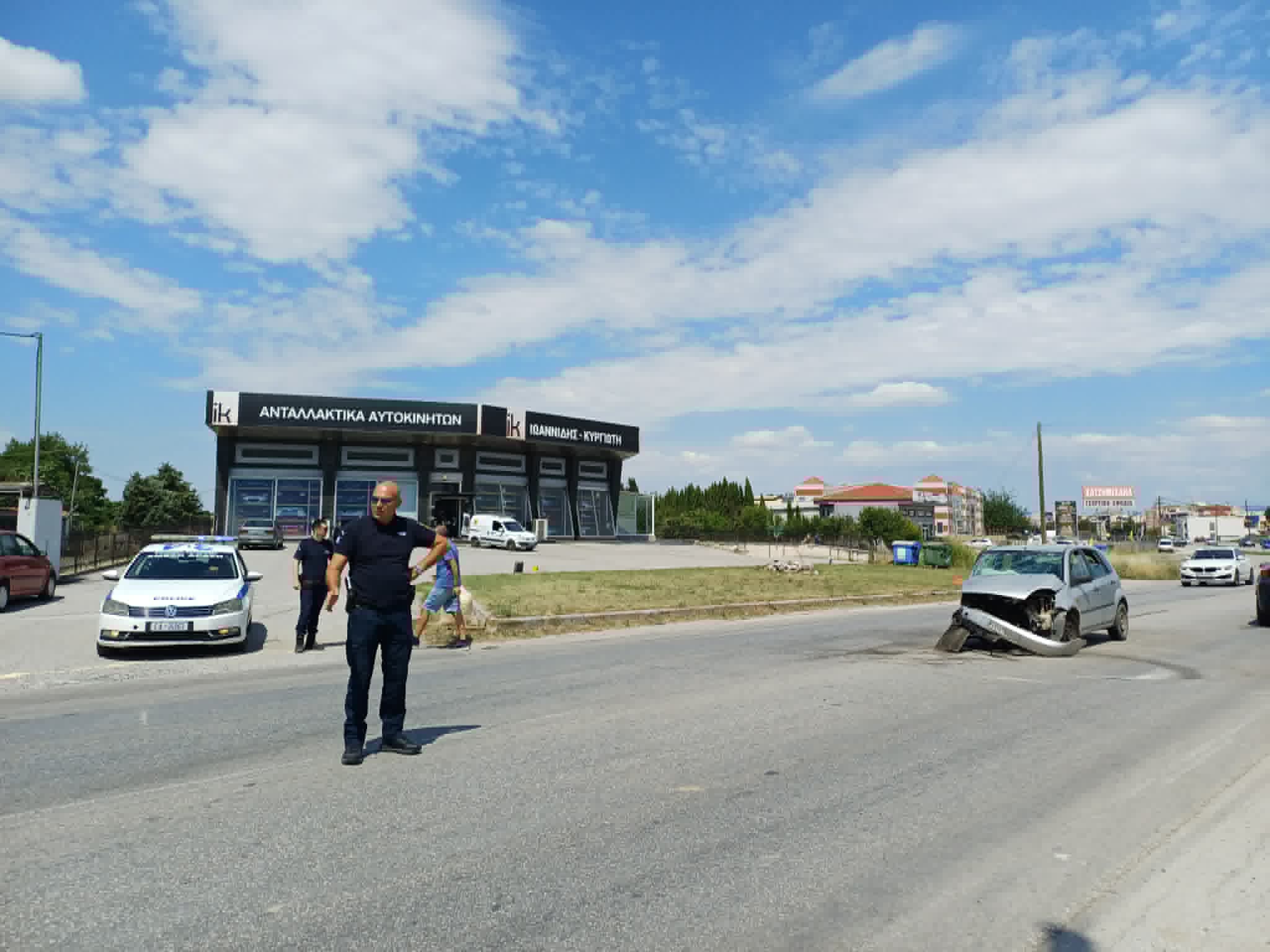 Τροχαίο στην περιφερειακή Τρικάλων στη Λάρισα με 4 τραυματίες (ΦΩΤΟ)