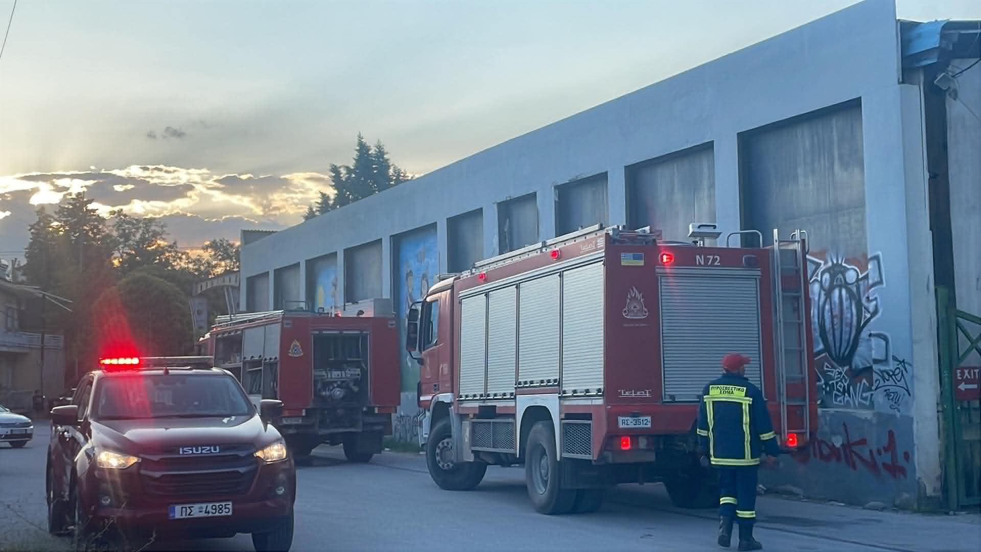 Συναγερμός για φωτιά στο παλίο κτίριο του Μπόουλιγκ στη Λάρισα (ΦΩΤΟ+video)