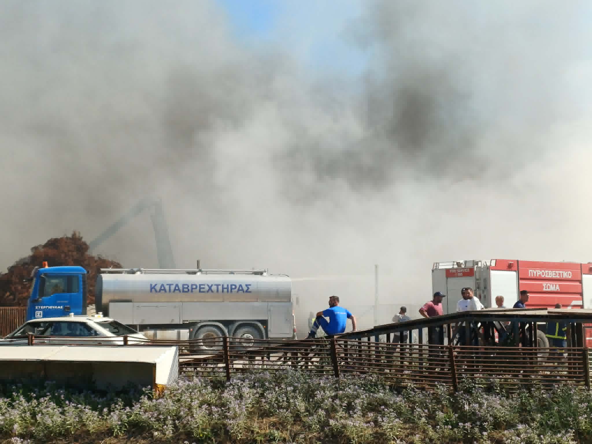 Εξακολουθεί να καίει η φωτιά στο εργοστάσιο ανακύκλωσης- έντονη οσμή και νέφος στη Λάρισα λόγω άπνοιας (ΦΩΤΟ)