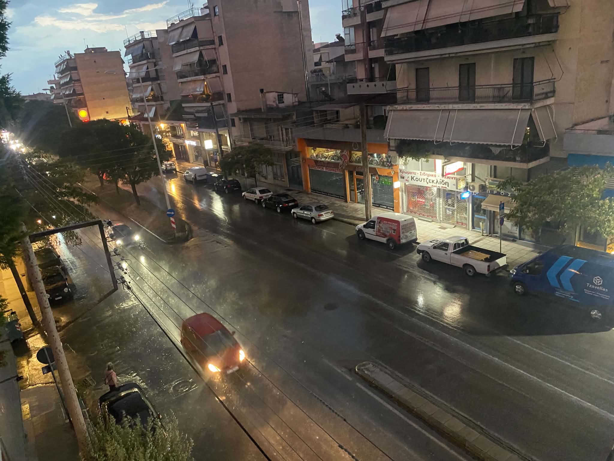 Μπουρίνι πλήττει τη Λάρισα- δυνατή βροχή, άνεμος και αστραπόβροντα (ΦΩΤΟ)