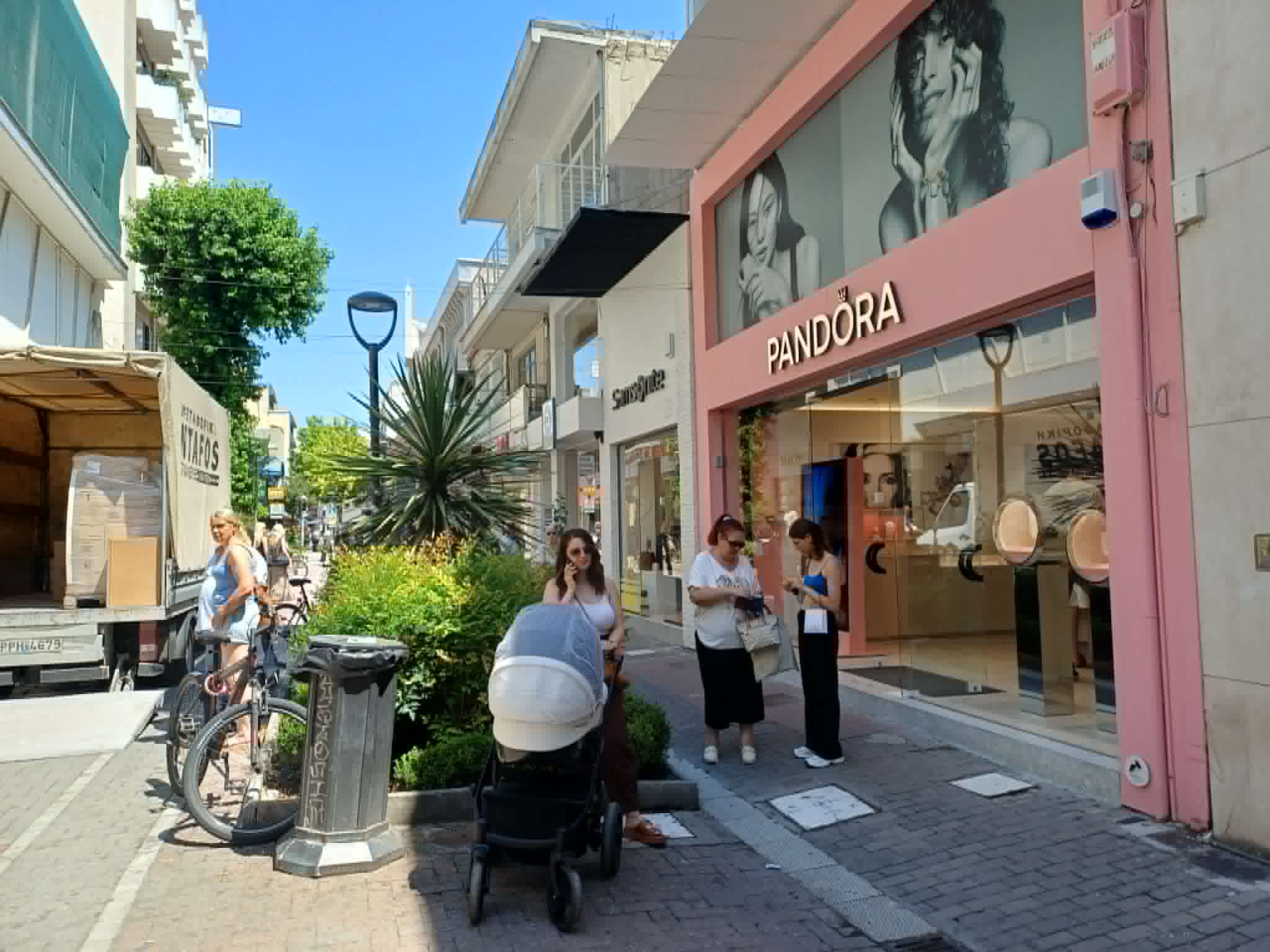 Αρκετή κίνηση στην πρεμιέρα των εκπτώσεων στη Λάρισα - διερευνητικές οι πρώτες κινήσεις των καταναλωτών (ΦΩΤΟ+video)