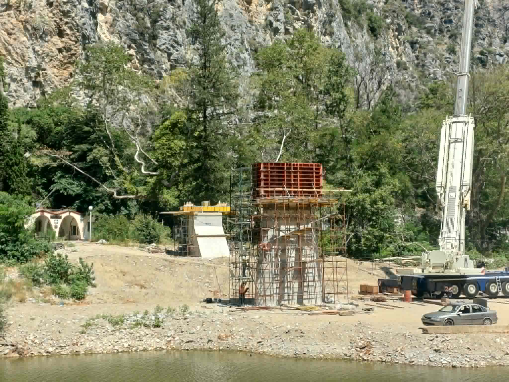 Μπήκε το πρώτο υπόβαθρο για τη γέφυρα της Αγίας Παρασκευής στα Τέμπη (ΦΩΤΟ)