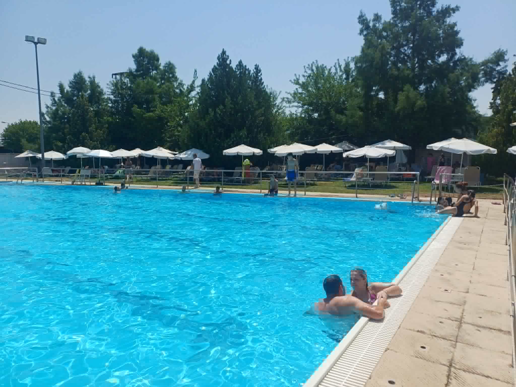 Αντί παράλια δροσιά στη δημοτική πισίνα της Νεάπολης αναζητούν αυτό το θερμό Σαββατοκύριακο πολλοί Λαρισαίοι (ΦΩΤΟ)