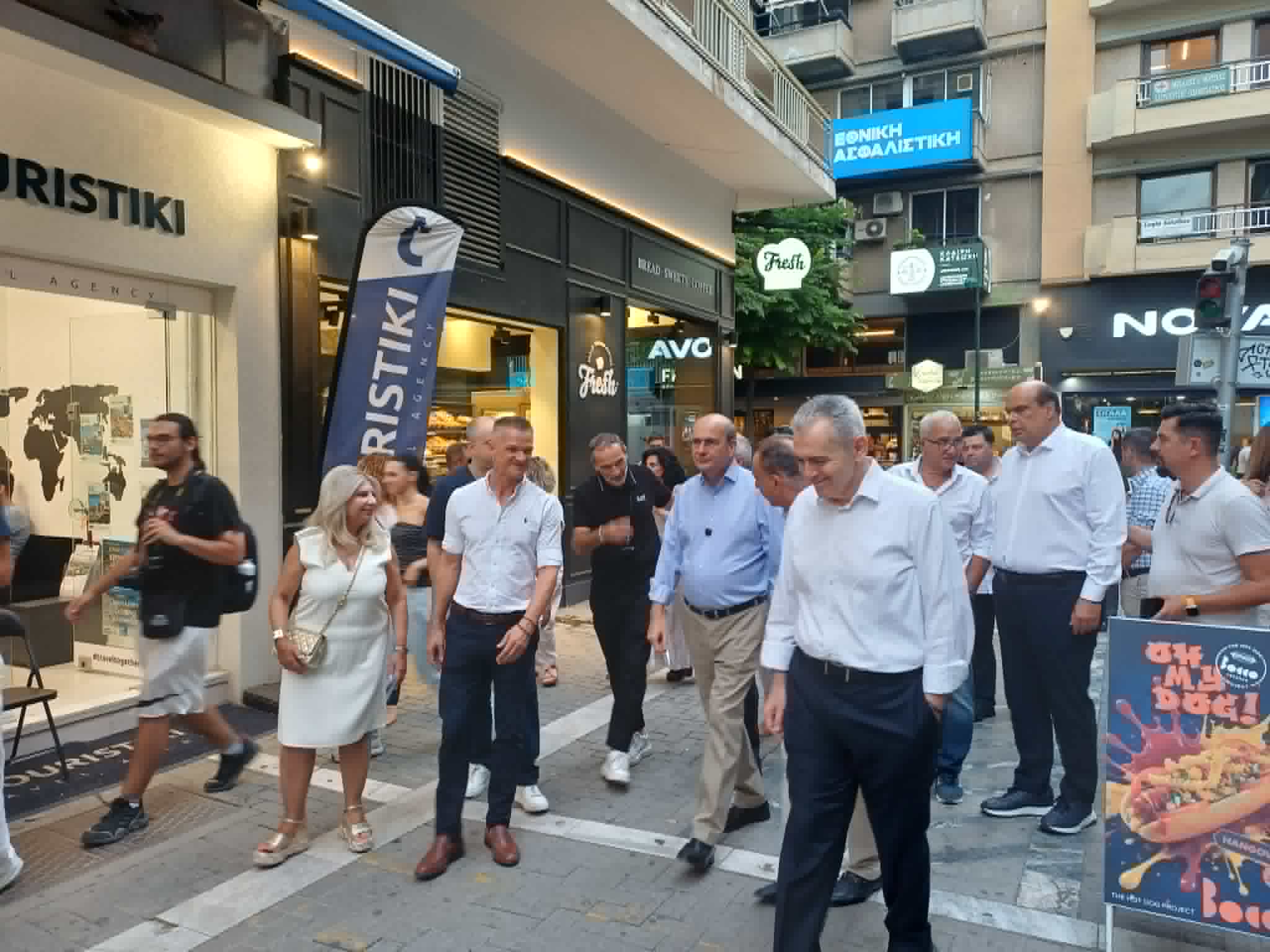 Κ. Χατζηδάκης από τη Λάρισα: Εκλογές την άνοιξη του 2027- βόλτα στο εμπορικό κέντρο της πόλης (ΦΩΤΟ)