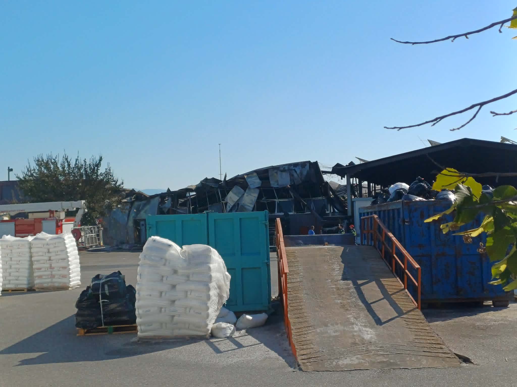 Κατασβέστηκε η φωτιά στο εργοστάσιο Καράτζη μετά από ολονύχτια μάχη με τις φλόγες 40 πυροσβεστών (ΦΩΤΟ)