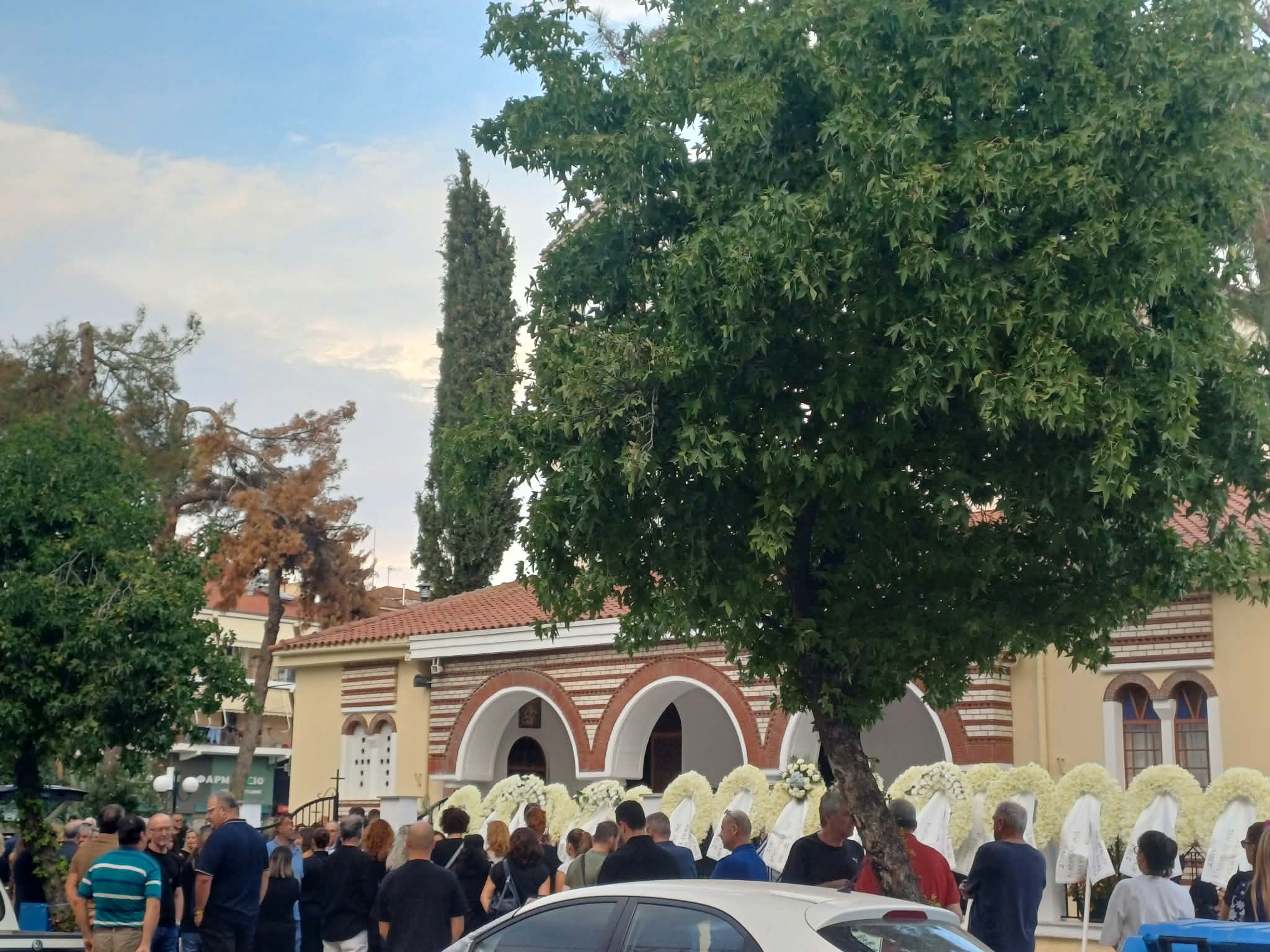 Απέραντη θλίψη το απόγευμα στο τελευταίο «αντίο» για τον 14χρονο Κωνσταντίνο Χολέβα