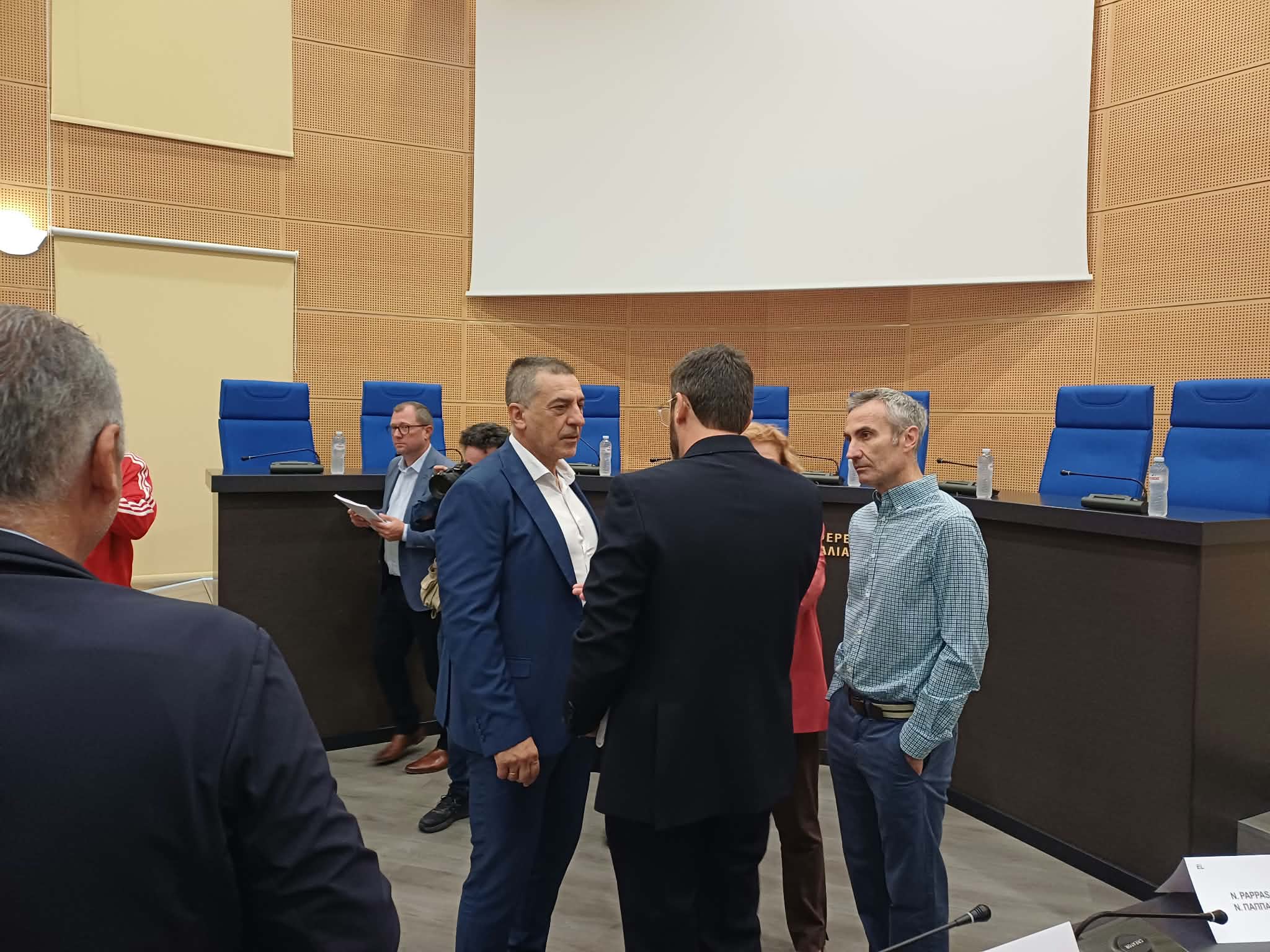 Κλειστή σύσκεψη στην περιφέρεια του Κουρέτα με τους ευρωβουλευτές (ΦΩΤΟ)