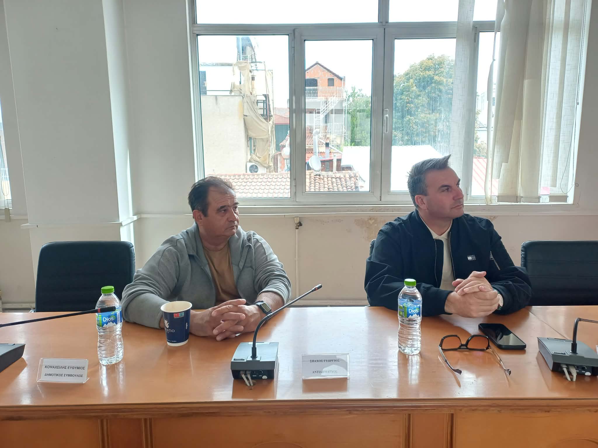 Ο δήμαρχς Τυρνάβου διένειμε δέκα απινιδωρ=τές σε δομές Υγείας και κοινότητες του Δήμου (ΦΩΤΟ)