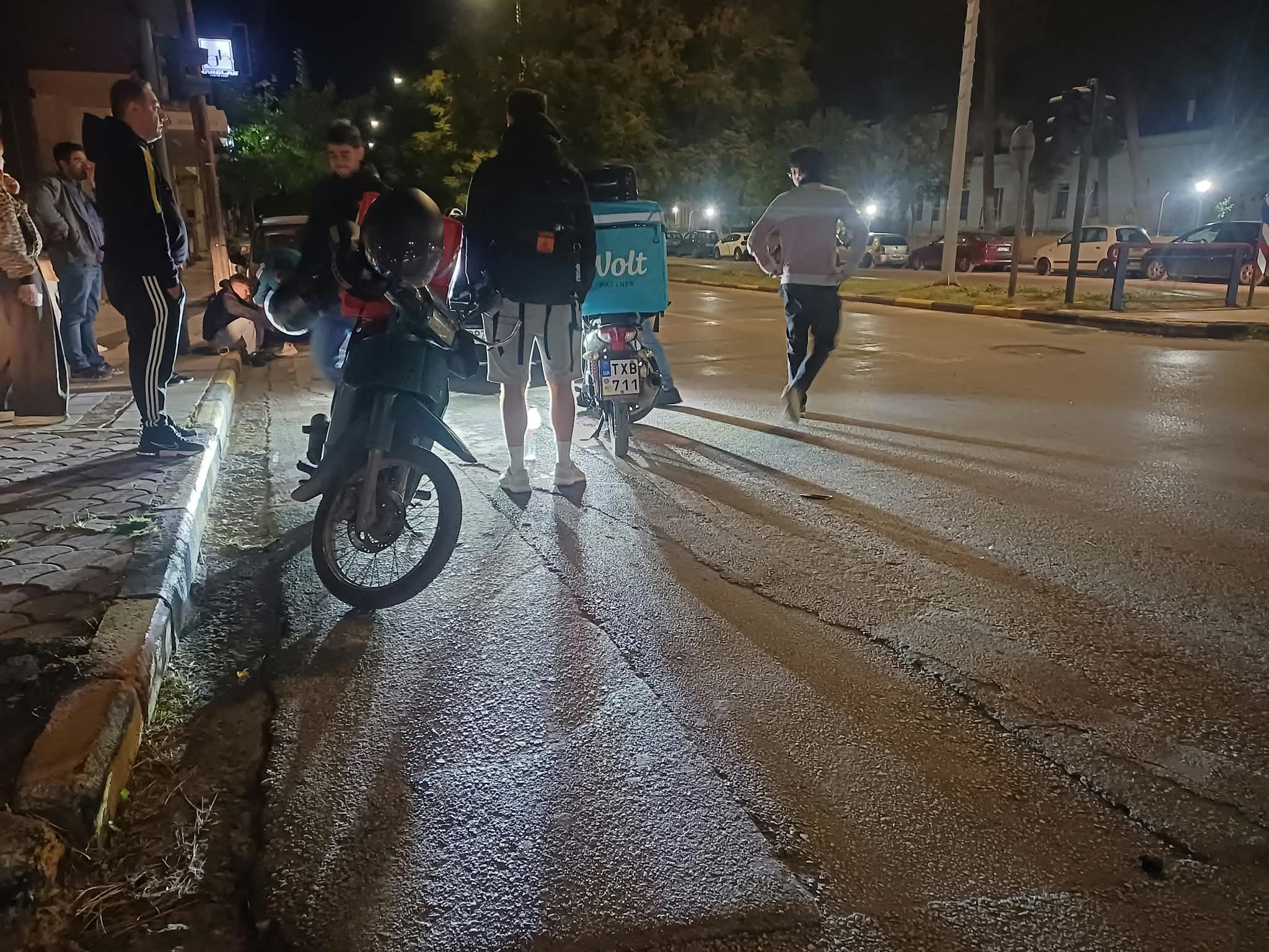 Τροχαίο ΤΩΡΑ με τραυματισμό ντελιβερά στην Ιωαννίνων μετά από σύγκρουση με ΙΧ (ΦΩΤΟ)