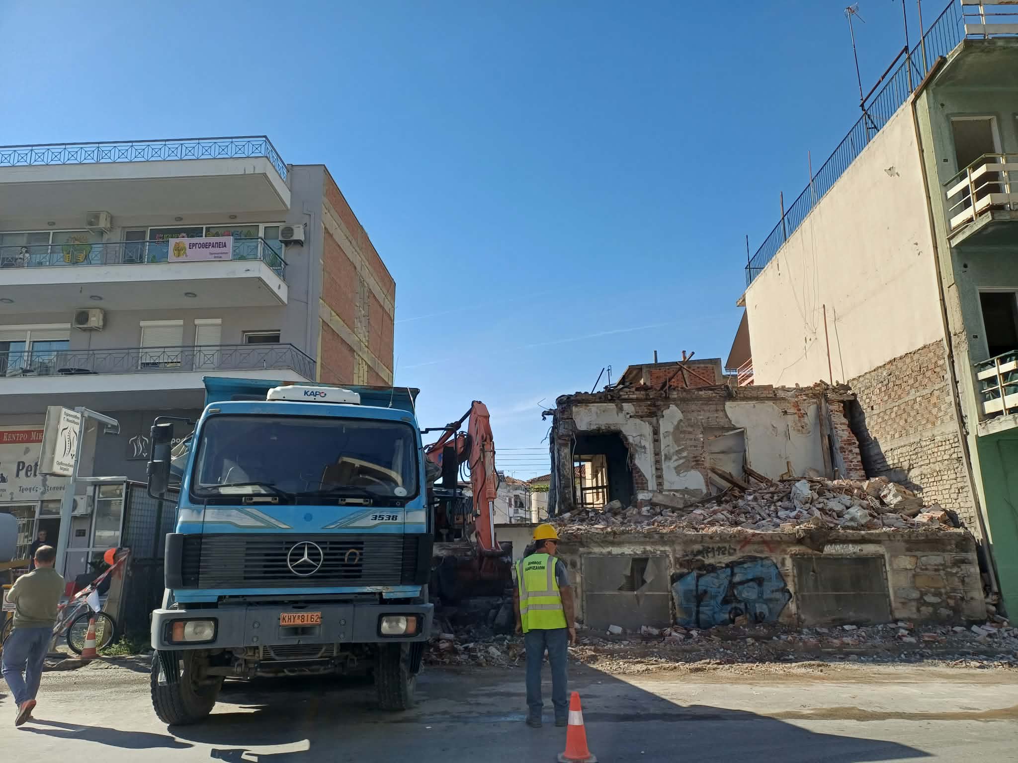 Ξεκίνησαν οι κατεδαφίσεις στην Ηρώων Πολυτεχνείου - Ανοίγει ο δρόμος για το νέο κυκλικό κόμβο (ΦΩΤΟ+video)