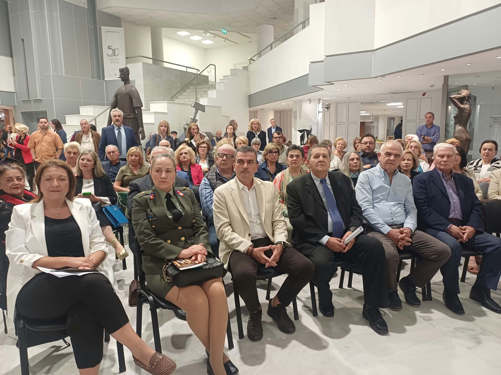 Η γυναίκα της θεσσαλικής υπαίθρου ταξιδεύει στον κόσμο μέσα από τα γραμματόσημα της Δημοτικής Πινακοθήκης Λάρισας (ΦΩTO)