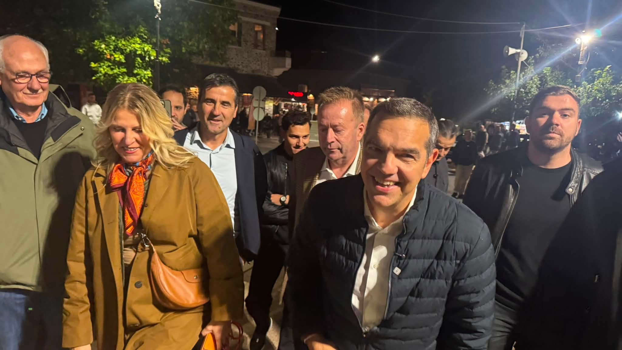 Στην Αγιά ο Αλέξης Τσίπρας – Στο επίκεντρο το κόστος παραγωγής και οι αποζημιώσεις για τον παγετό στα μήλα