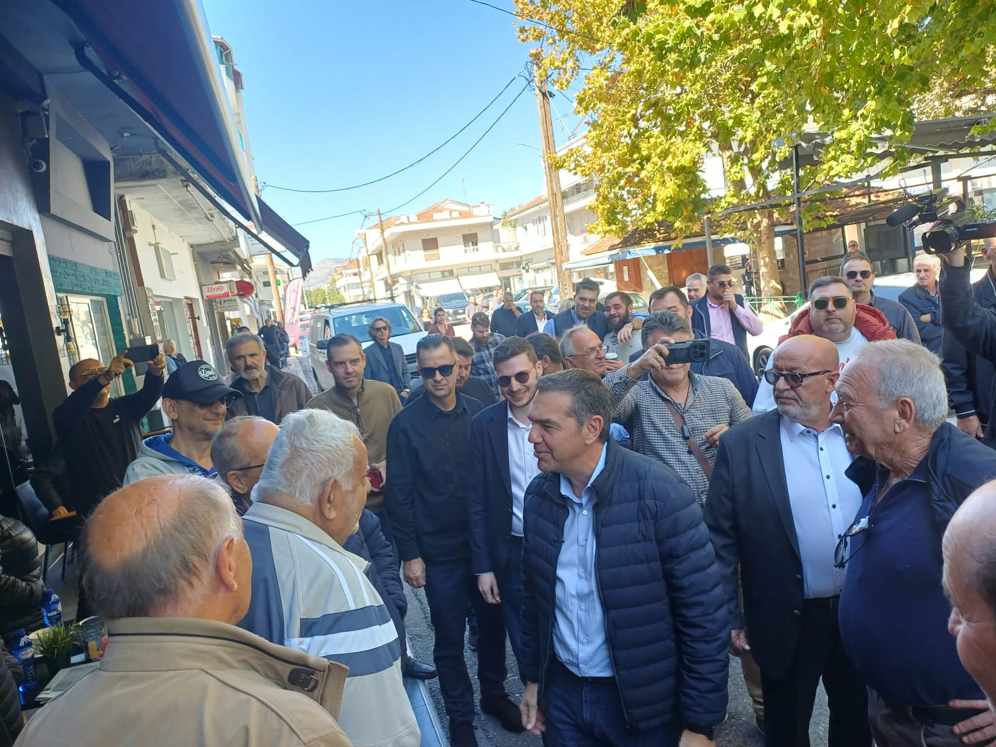 Στη Φαρκαδόνα ο Αλέξης Τσίπρας – Συνάντηση με κατοίκους και αγρότες μετά το Γριζάνο (ΦΩΤΟ+video)