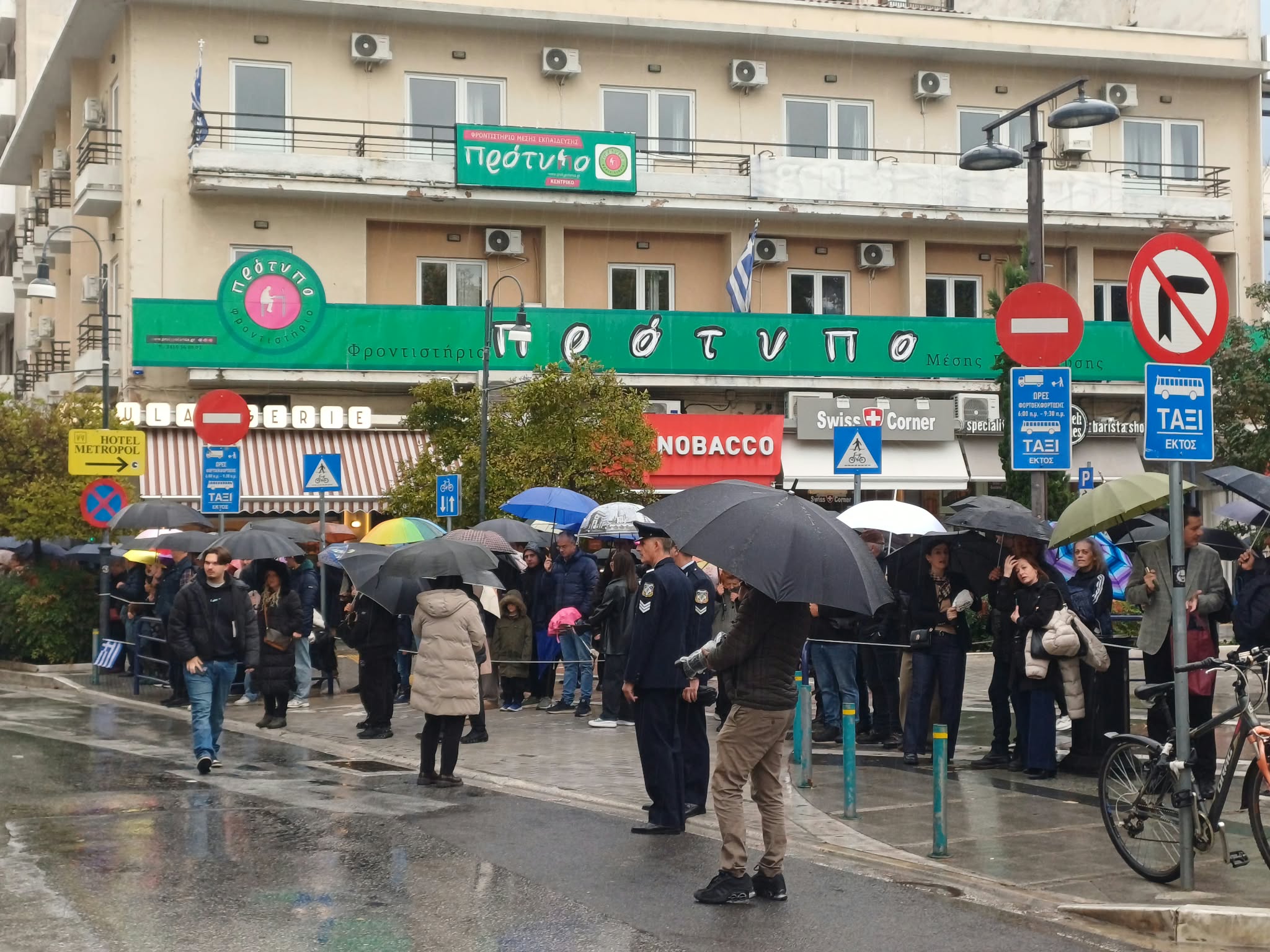 Με ομπρέλες και βροχή, αλλά με υπερηφάνεια η παρέλαση στη Λάρισα για την 28η Οκτωβρίου (ΦΩΤΟ +video)