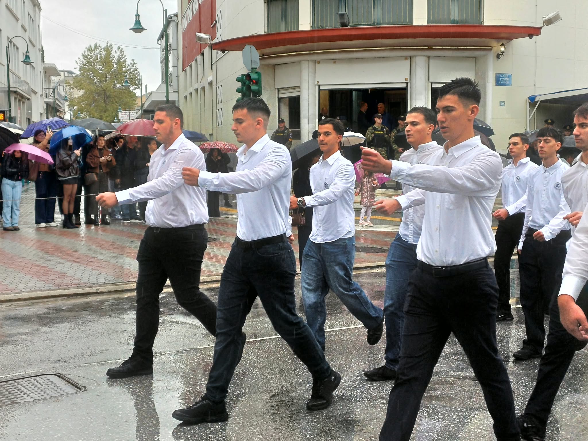 Φωτογραφικά κλικς από την παρέλαση υπό βροχή στη Λάρισα (ΦΩΤΟ)