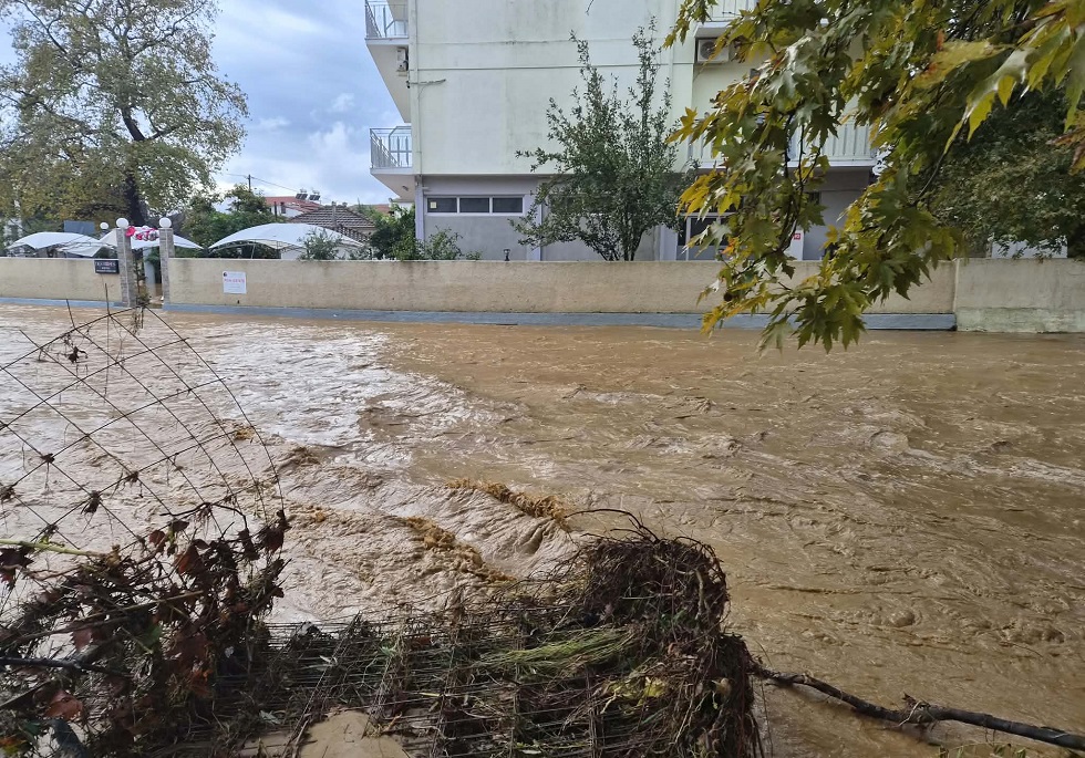 Πλατανιάς Πηλίου: Επιχείρηση της ΕΜΑΚ για τον απεγκλωβισμό κατοίκου -Περίπου 50 άτομα έχουν αποκοπεί