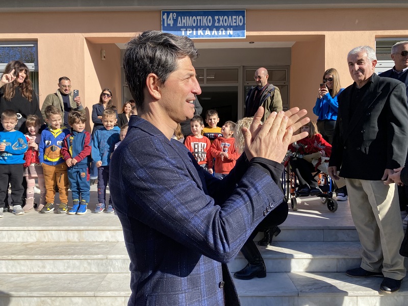 Στα Τρίκαλα ο Σάκης Ρουβάς - Επισκέφθηκε το 14ο δημοτικό σχολείο (ΦΩΤΟ)
