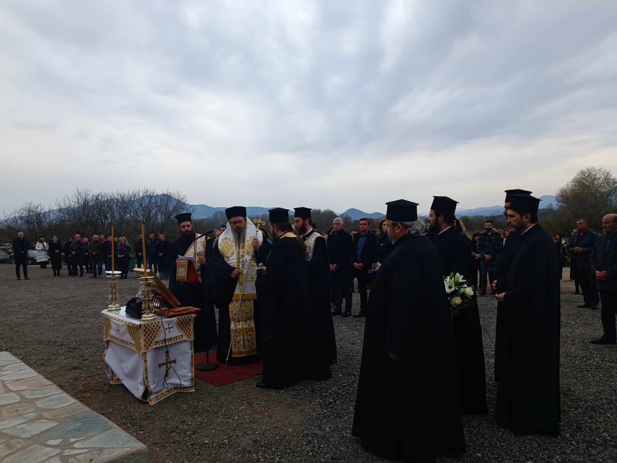 Ράγισαν και οι πέτρες στο ετήσιο μνημόσυνο για τους 57 νεκρούς των Τεμπών (ΦΩΤΟ)