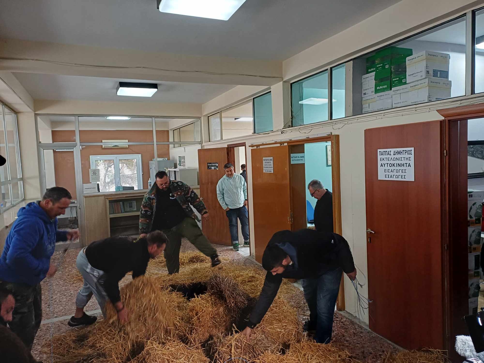 Απέκλεισαν το τελωνείο Λάρισας με τρακτέρ οι αγρότες-έριξαν άχυρα μέσα στα γραφεία (φωτο+βίντεο)