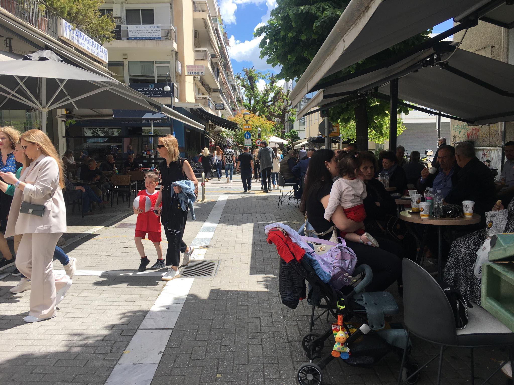 Το αδιαχώρητο στα καφέ της Λάρισας μεσημέρι Μεγάλης Παρασκευής (ΦΩΤΟ)