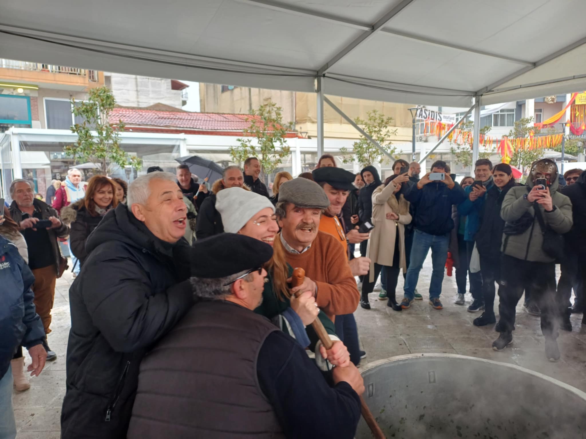 Αναβιώνει σήμερα Καθαρά Δευτέρα παρά τη βροχή το μπουρανί στον Τύρναβο (ΦΩΤΟ)