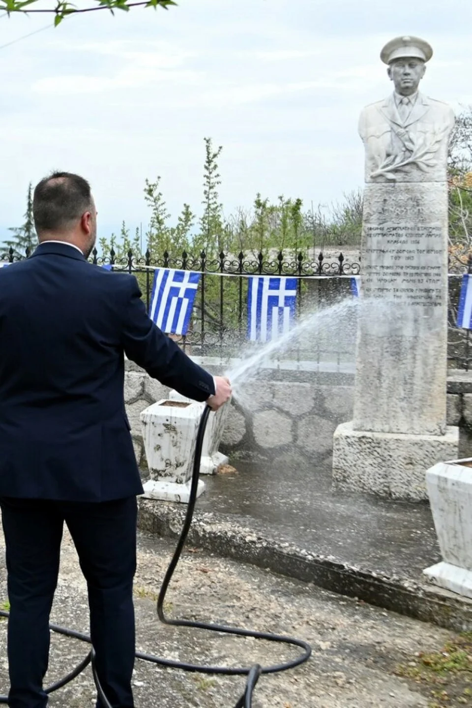 Άγνωστοι βανδάλισαν το Μνημείο Ηρώων στον Δομοκό -Αναζητούνται από τις Αρχές [εικόνες]