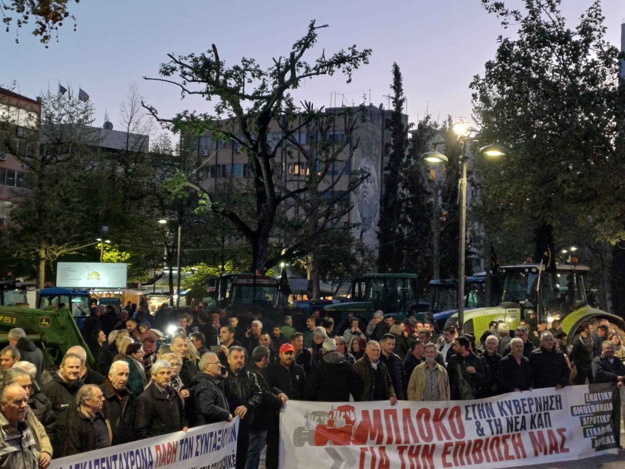 Γέμισε τρακτερ η κεντρική πλατεία της Λάρισας από αγρότες που ζητούν αποζημιώσεις για τον παγετό (ΦΩΤΟ+video)