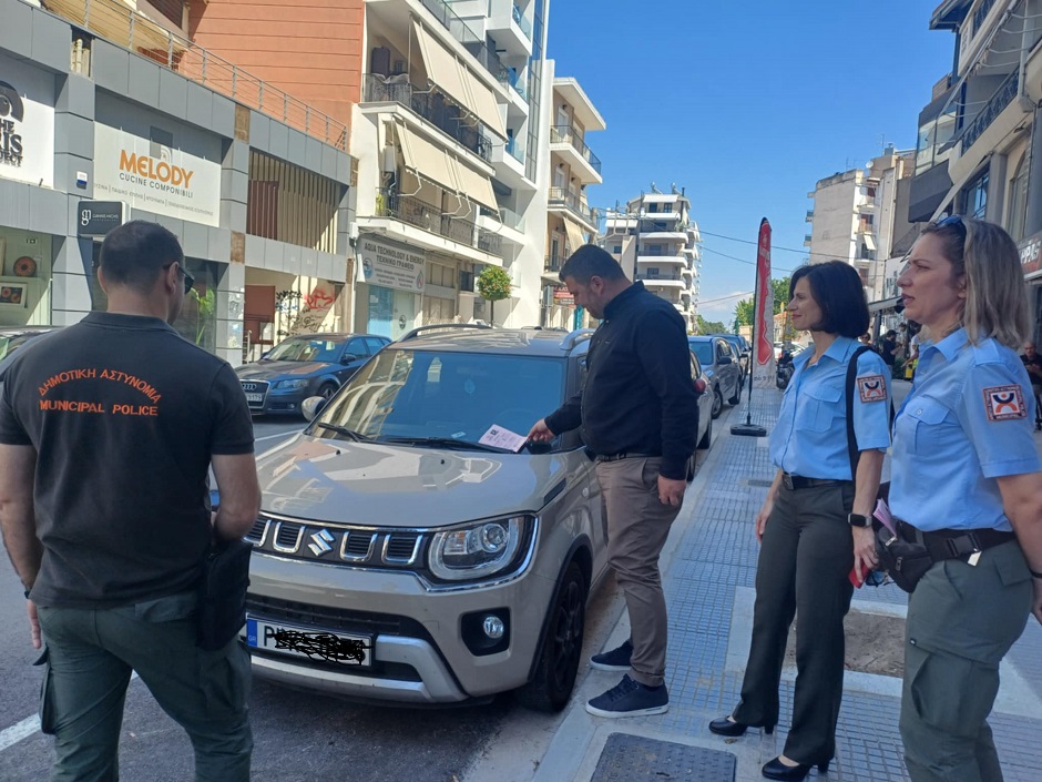 Σε εξέλιξη η πιλοτική εφαρμογή της Ελέγχομενης στάμευσης - ενημερωτικά σημειώματα σε παρκαρισμένα ΙΧ (ΦΩΤΟ)