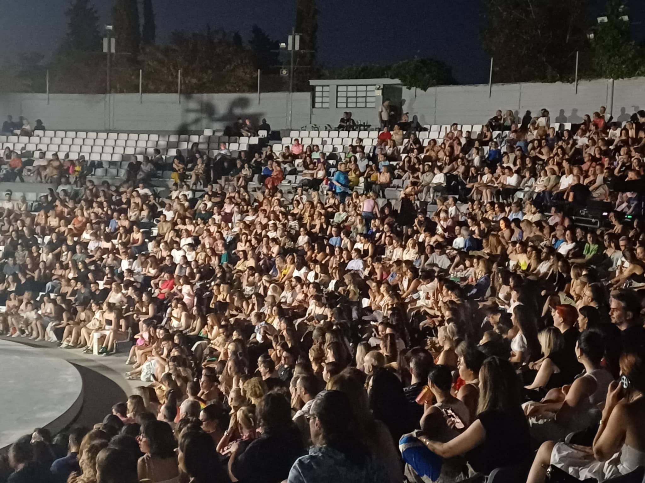 Μ-άγεψε η Νατάσσα Μποφίλιου τους Λαρισαίους στο Κηποθεάτρο Αλκαζάρ