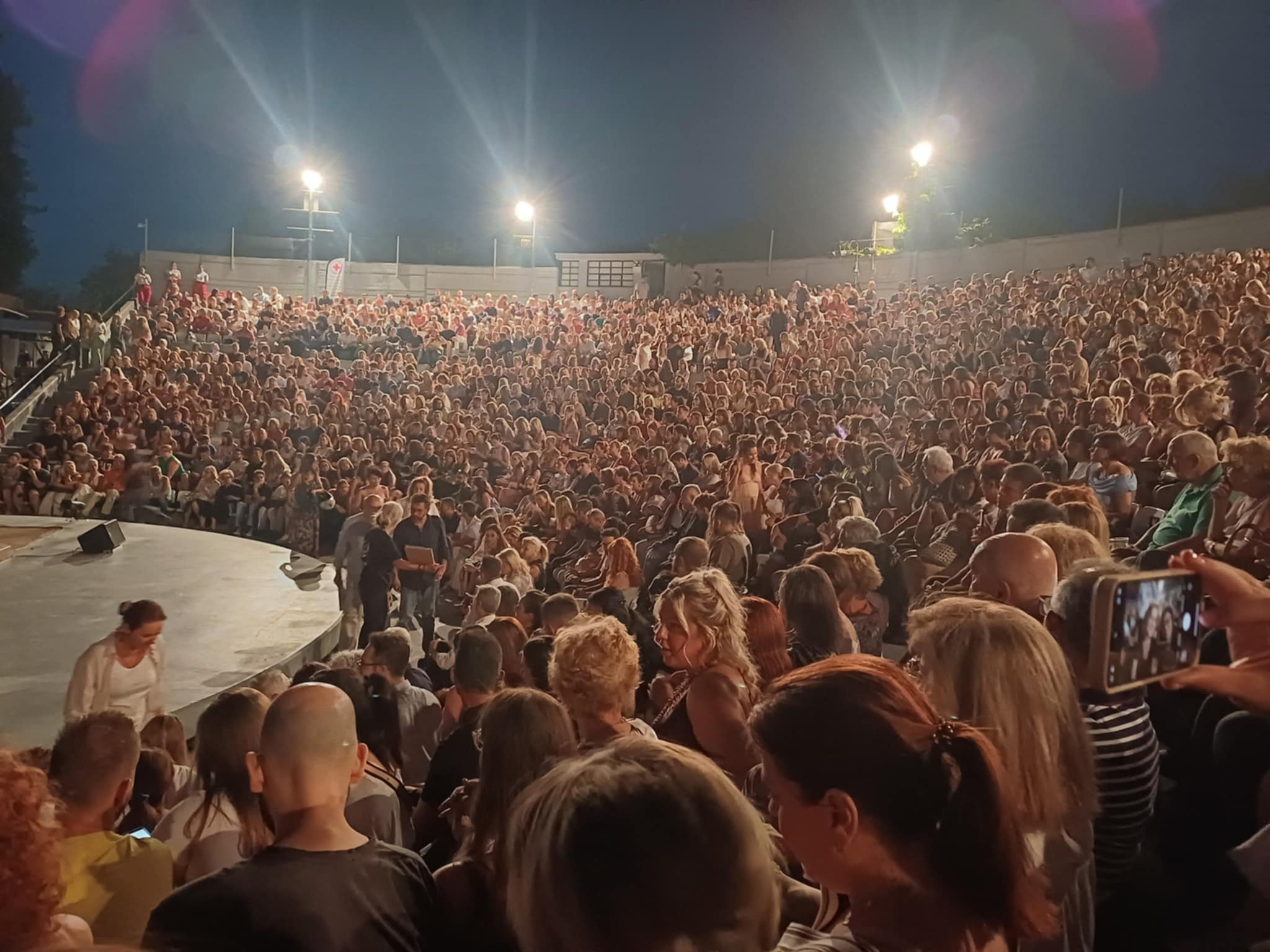 Αποθεωσαν το Γιάννη Μπεζο εκατοντάδες Λαρισαίοι στο Κηποθέατρο στις «Αινιγματικές Παραλλαγές»