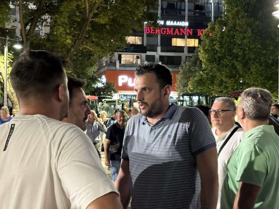 Τα τρακτέρ στην κεντρική πλατεία της Λάρισας για ΟΠΕΚΕΠΕ,αποζημιώσεις, ευλογιά προβάτων, λειψυδρία