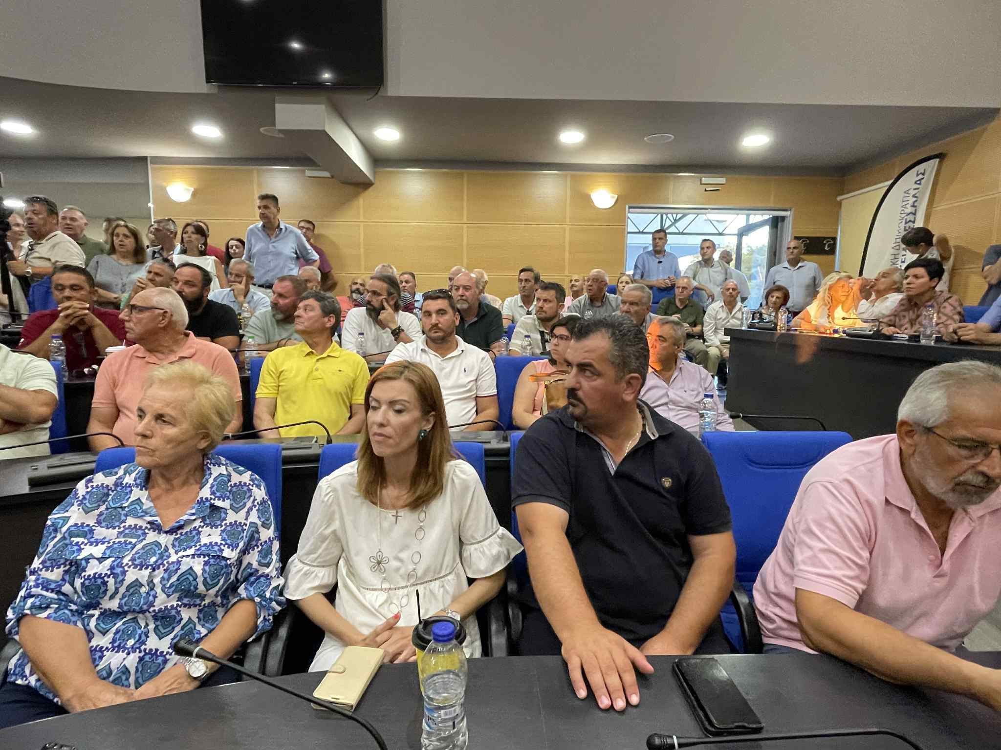 Ένταση στη σύσκεψη στην περιφέρεια με κτηνοτρόφους παρουσία Χρήστου Κέλλα (ΦΩΤΟ+βίντεο