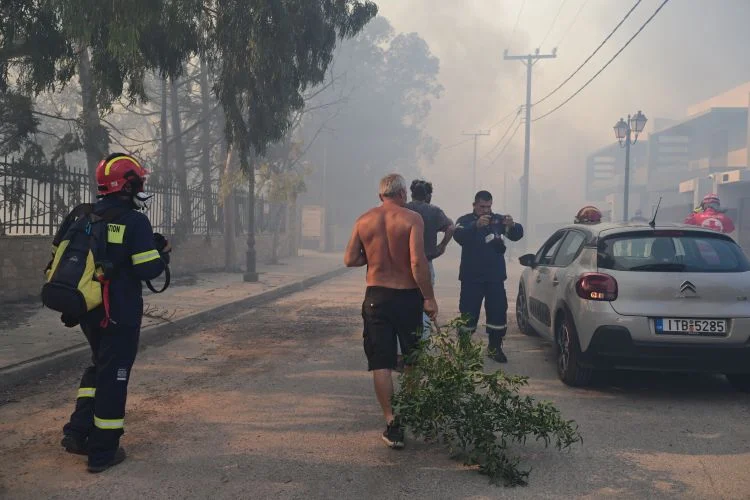 Καίγονται σπίτια σε Κρυονέρι και Δροσοπηγή, ακούγονται εκρήξεις - Μεγάλες φωτιές σε Αττική, Εύβοια, Κύθηρα και Μεσσηνία