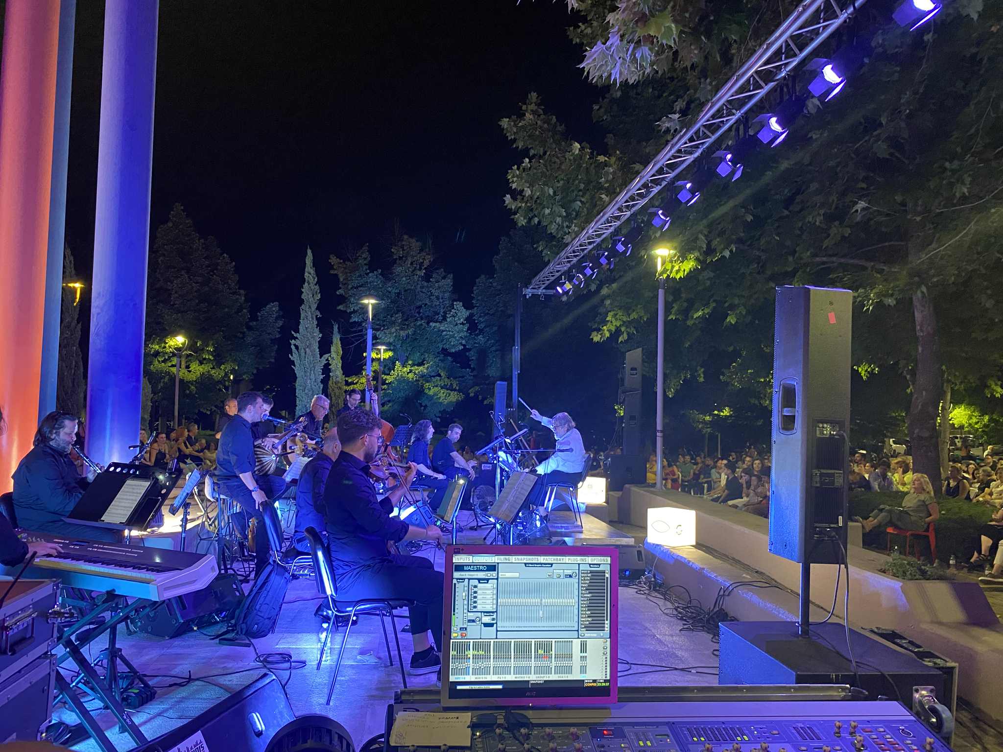 Κάτω από την Αυγουστιάτικη πανσέληνο ο Δημήτρης Παπαδημητρίου ταξίδεψε τους Λαρισαίους σε ονειρικά μονοπάτια (ΦΩΤΟ+video)