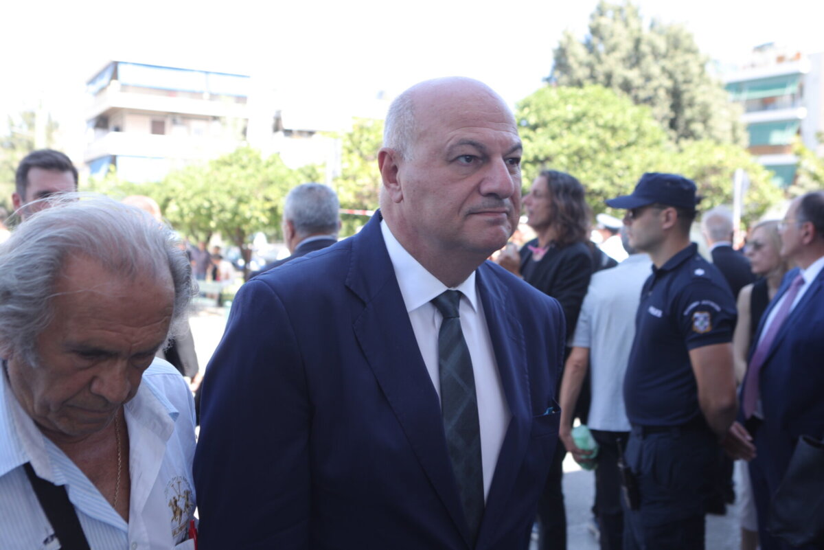 Σε κλίμα βαθιάς οδύνης το τελευταίο αντίο στη Λένα Σαμαρά -Δείτε βίντεο και φωτογραφίες