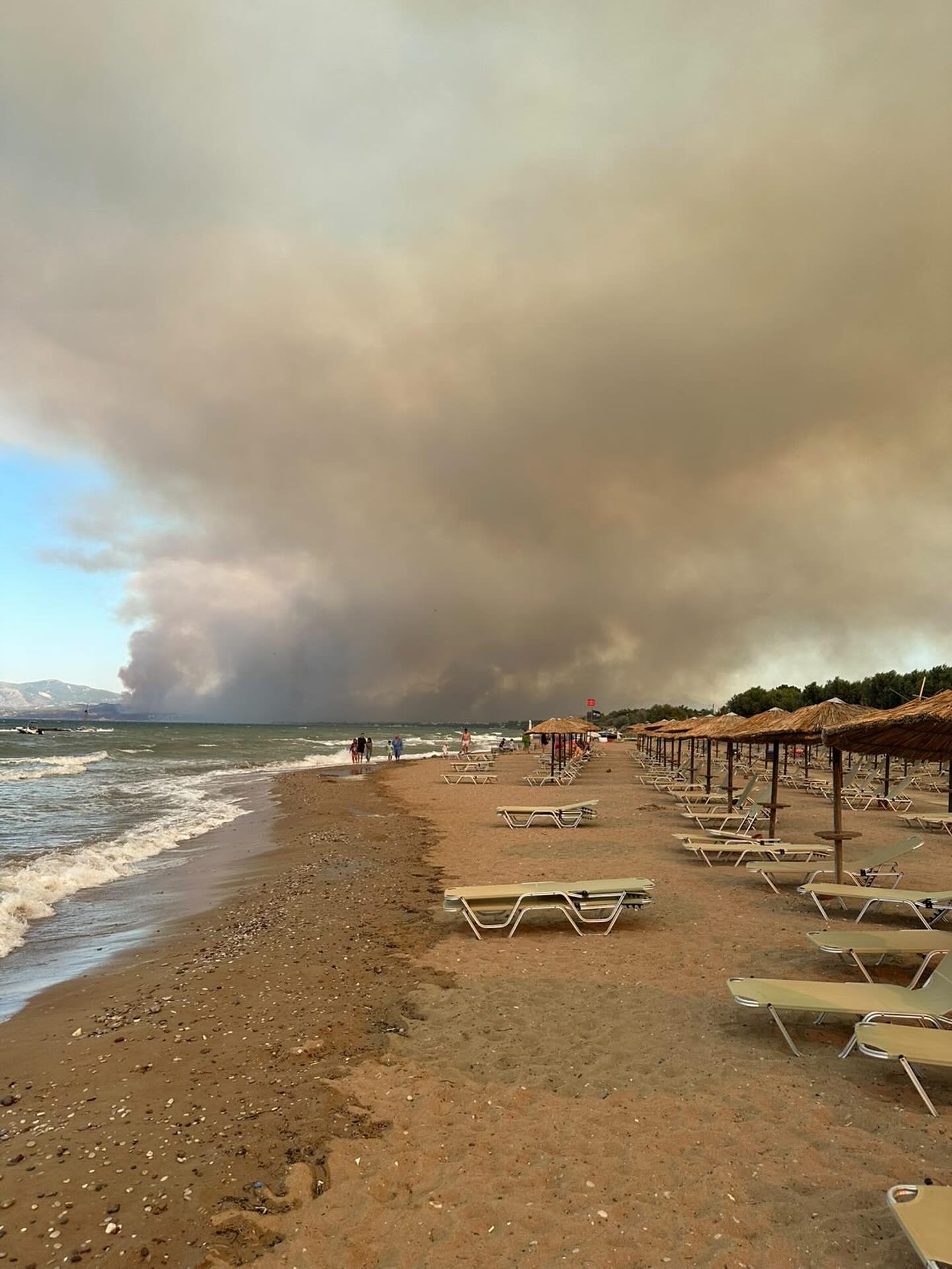 Μαίνεται η φωτιά στην Πάτρα, κοντά σε σπίτια οι φλόγες στην Αρόη -Μέτωπα και σε Πρέβεζα, Ζάκυνθο, Χίο, Κεφαλονιά