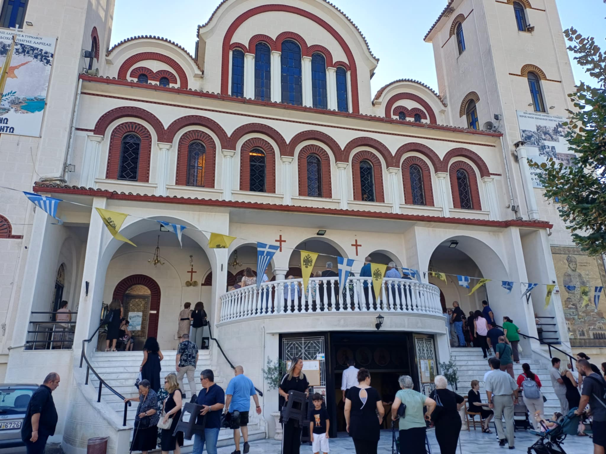 Κοίμηση της Θεοτόκου στη Λάρισα: Πλήθος πιστών στο ναό της Παναγίας στα Ταμπάκικα (ΦΩΤΟ+video)