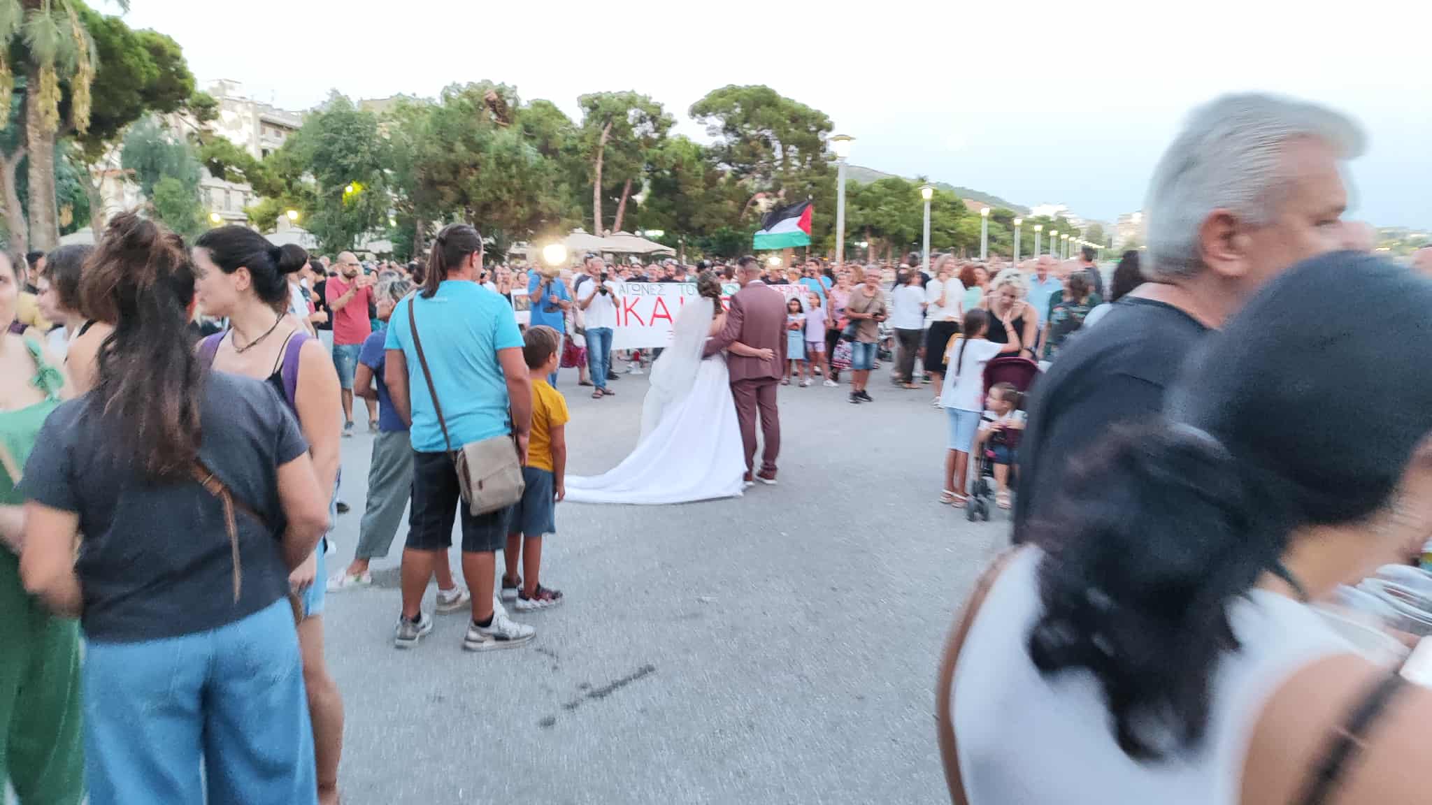 μεγάλη συγκέντρωση διαμαρυρίας στην παραλία του Βόλου για διακιοσύνη στην υπόθεση των Τεμπών