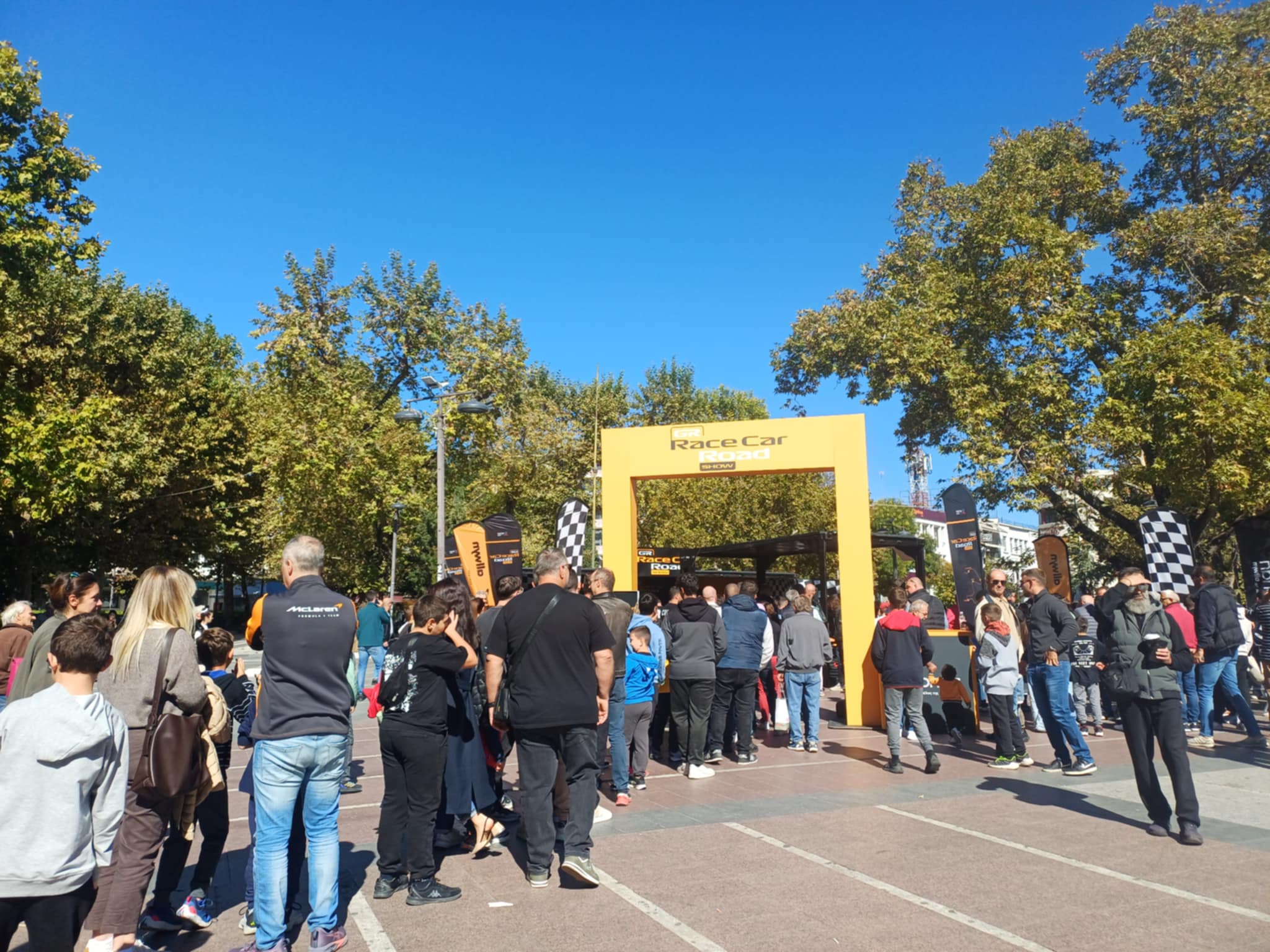 Κοσμοσυρροή στην κεντρική πλατεία για το μονοθέσιο της McLaren στο Roadshow του ΟΠΑΠ (ΦΩΤΟ)